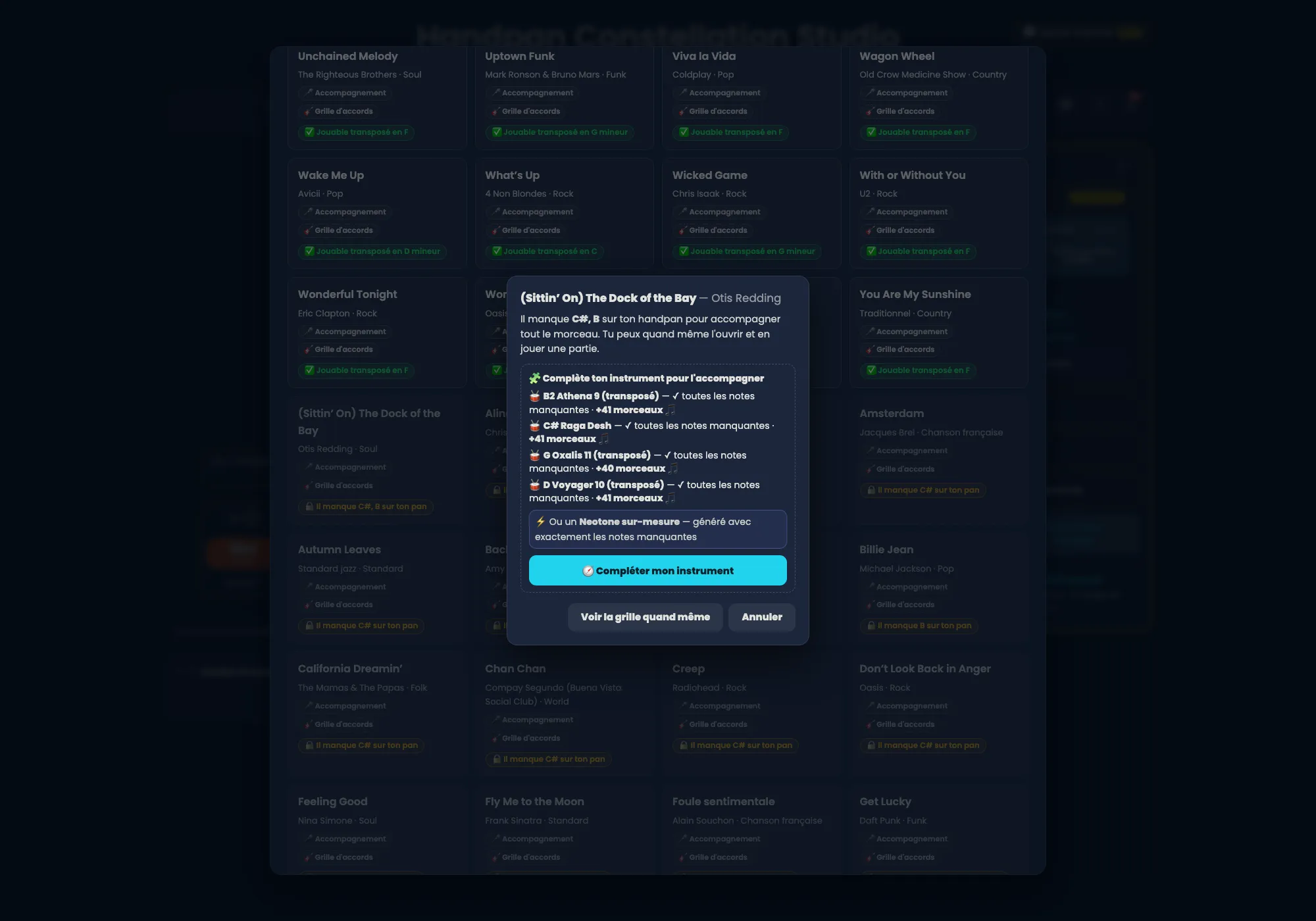 The library in dark theme, with the dialogue for a blocked piece open on top. Behind it, the cards show both families of badges: green « ✅ Jouable transposé en F », « ✅ Jouable transposé en G mineur », « ✅ Jouable transposé en D mineur » (Unchained Melody, Uptown Funk, Viva la Vida, Wagon Wheel, Wake Me Up, What's Up, Wicked Game, With or Without You, Wonderful Tonight, You Are My Sunshine); amber « 🔒 Il manque C# sur ton pan », « 🔒 Il manque C#, B sur ton pan », « 🔒 Il manque B sur ton pan » (California Dreamin', Chan Chan, Creep, Don't Look Back in Anger, Amsterdam, Billie Jean). In the centre, the dialogue titled « (Sittin' On) The Dock of the Bay — Otis Redding »: « Il manque C#, B sur ton handpan pour accompagner tout le morceau. Tu peux quand même l'ouvrir et en jouer une partie. » Then a box « 🧩 Complète ton instrument pour l'accompagner » listing four complementary handpans with figures: 🥁 B2 Athena 9 (transposed) — all missing notes · +41 pieces; 🥁 C# Raga Desh — all missing notes · +41 pieces; 🥁 G Oxalis 11 (transposed) — all missing notes · +40 pieces; 🥁 D Voyager 10 (transposed) — all missing notes · +41 pieces. Below, a box « ⚡ Ou un Neotone sur-mesure — généré avec exactement les notes manquantes », a large cyan button « 🧭 Compléter mon instrument », and two secondary buttons « Voir la grille quand même » and « Annuler ».