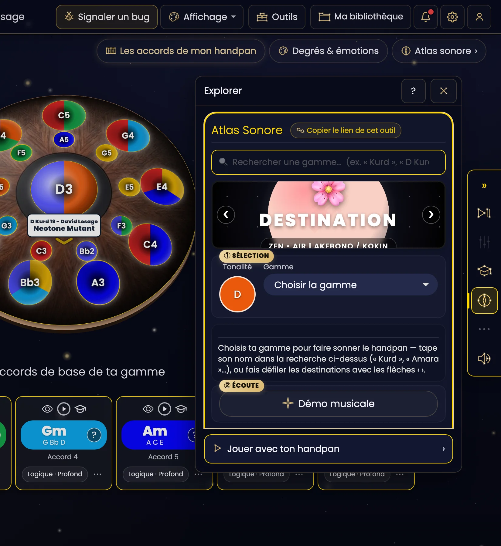 L'Atlas Sonore ouvert dans le panneau « Explorer » à droite de l'application, thème Nuit étoilée, à côté d'un Neotone Mutant aux notes colorées. En haut, les boutons « Les accords de mon handpan », « Degrés & émotions » et « Atlas sonore › ». Dans le panneau : le titre « Atlas Sonore » et « Copier le lien de cet outil », une recherche « Rechercher une gamme… (ex. « Kurd », « D Kurd ») », puis un carrousel avec ses flèches ‹ et › : une carte « DESTINATION » ornée d'une fleur de cerisier, sous-titrée « ZEN • AIR | AKEBONO / KOKIN ». Dessous, « ① SÉLECTION » avec la tonalité D et le menu « Choisir la gamme », la phrase « Choisis ta gamme pour faire sonner le handpan — tape son nom dans la recherche ci-dessus (« Kurd », « Amara »…), ou fais défiler les destinations avec les flèches ‹ › », puis « ② ÉCOUTE » et le bouton « Démo musicale ». En pied, « Jouer avec ton handpan › ».