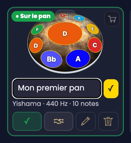 Une carte de l'écran « Mes handpans », thème Nuit étoilée : la pastille verte « Sur le pan », le dessin coloré du D Kurd 10 et un bouton panier en haut à droite. À la place du nom, un champ de saisie ouvert qui contient « Mon premier pan », suivi d'un bouton ✓ jaune. Dessous, « Yishama · 440 Hz · 10 notes », puis quatre boutons : ✓, duo, ✎ et corbeille.