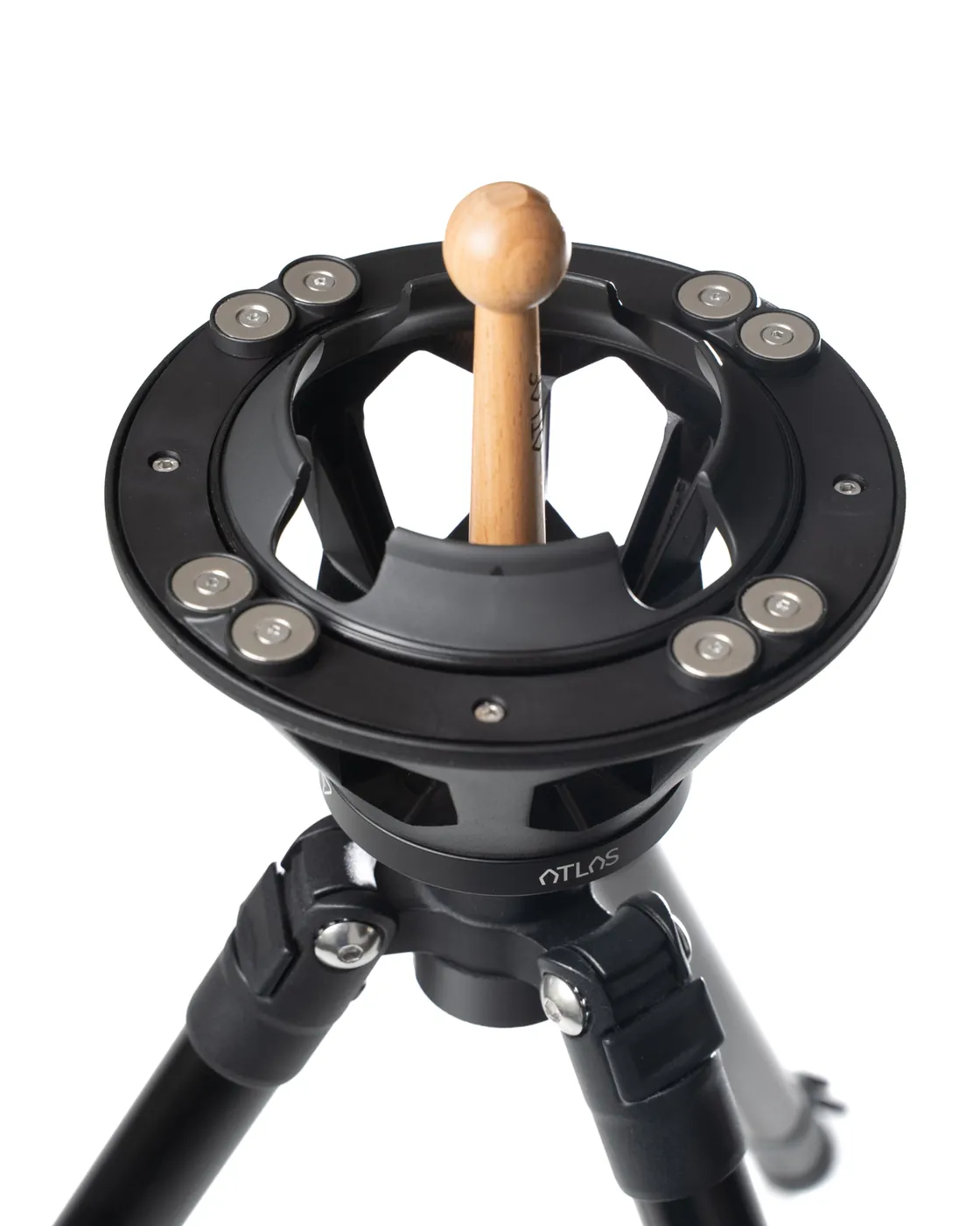 Close-up of the Atlas Pro head: the black crown carries eight round metal magnets arranged in pairs, with the light wooden centring rod running through the middle.